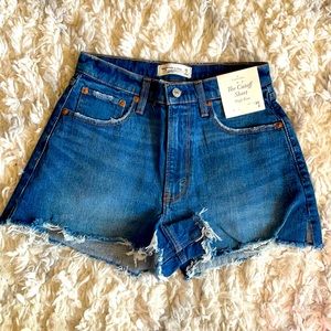 NWT Abercrombie and Fitch 90s cutoff shorts, size 2/26 curve love, dark wash